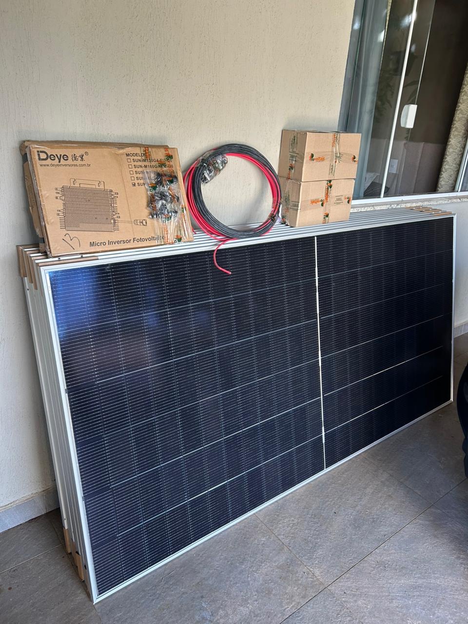 Módulos solares, cabos e caixas de equipamentos entregues em Maringá