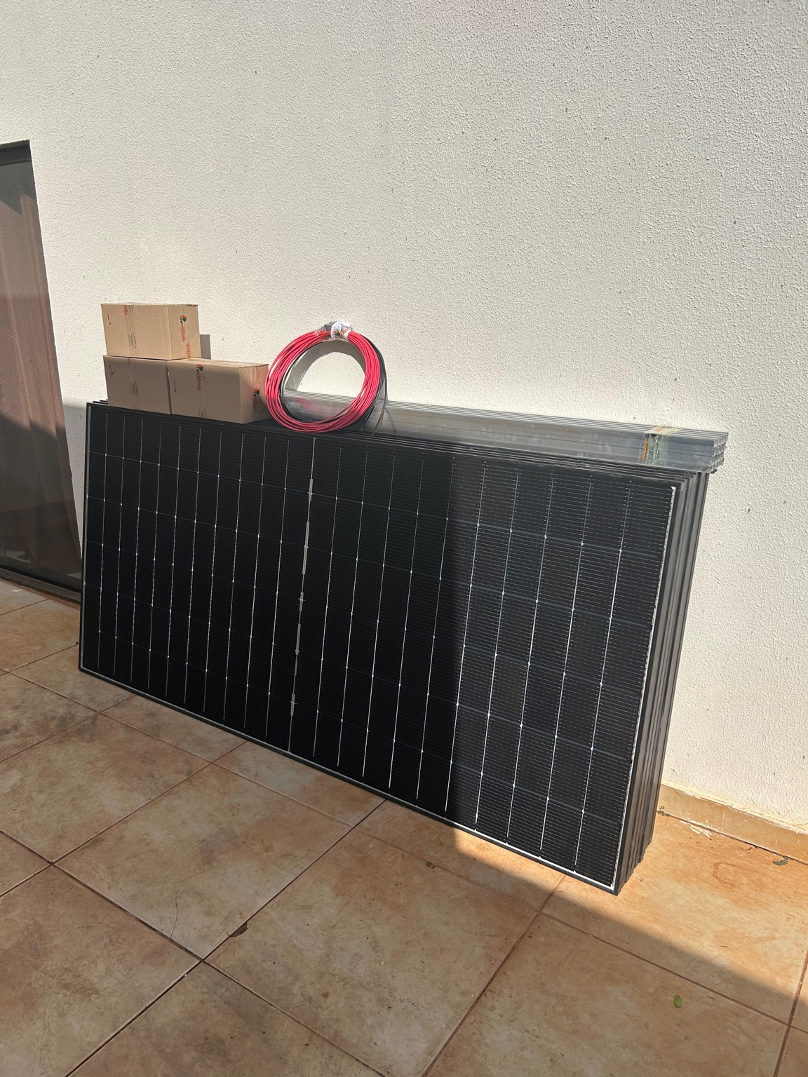 Kit fotovoltaico com módulos, caixas, cabos e perfis entregue em Sarandi