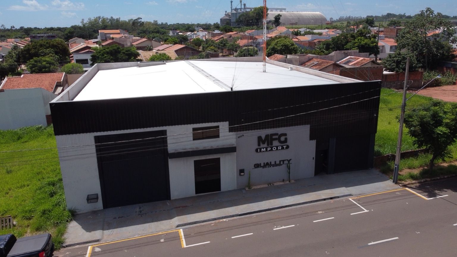Foto aérea real da fachada da MFG Import Solar na Avenida Galeão, em Cianorte